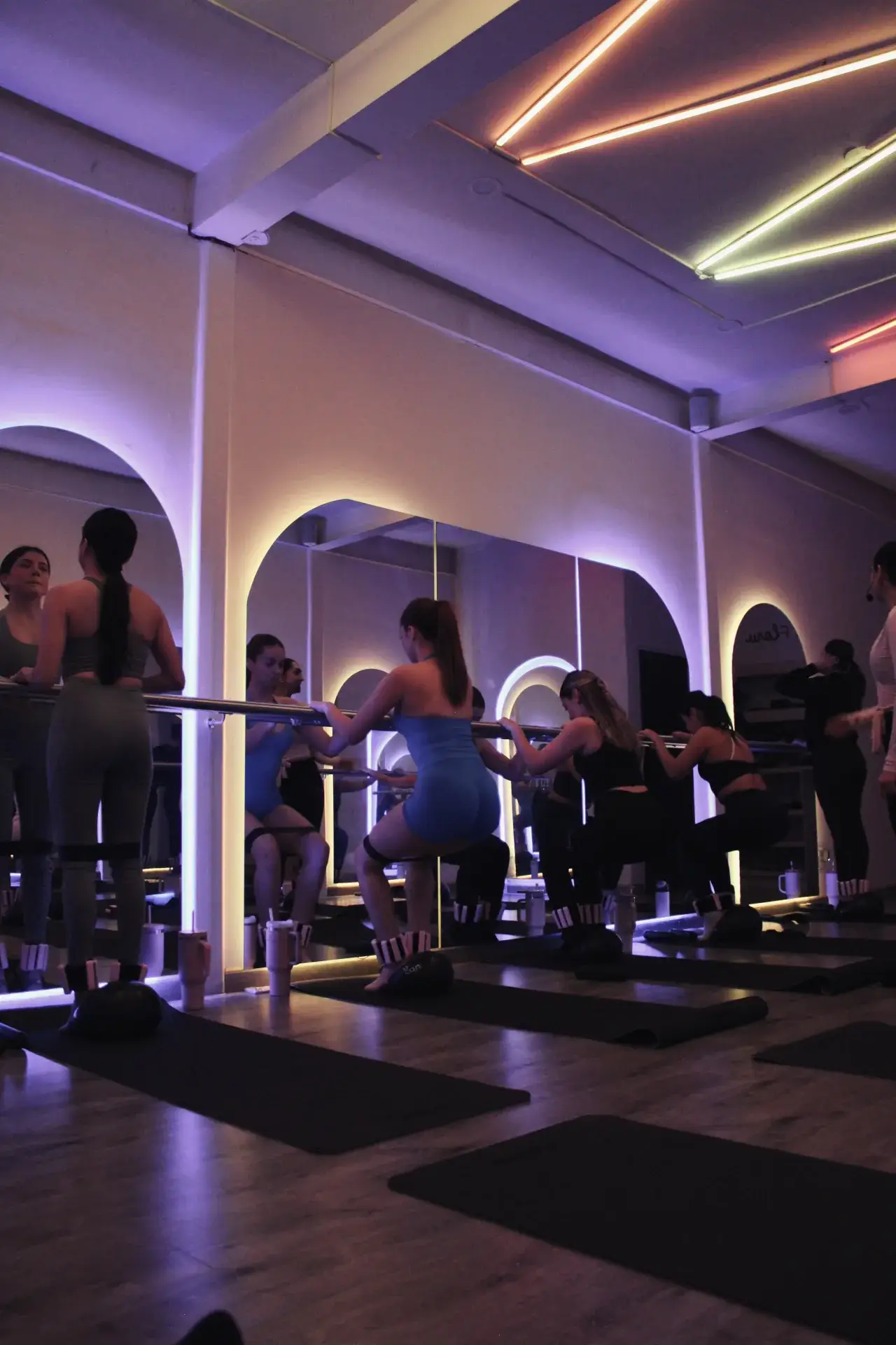 Clase de barre sentadilla en Flowence Fit Studio