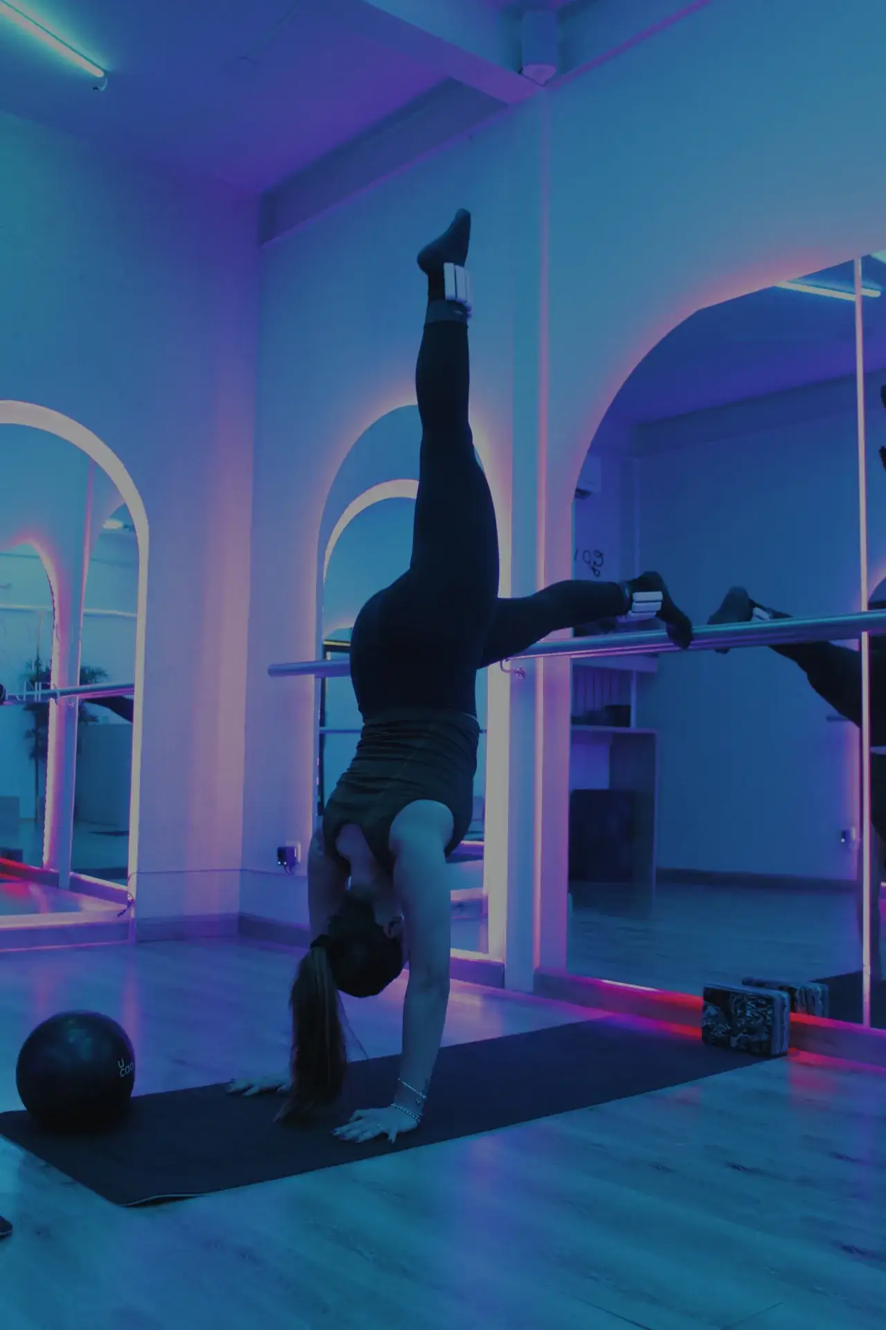 Pose de handstand apoyada en la barra