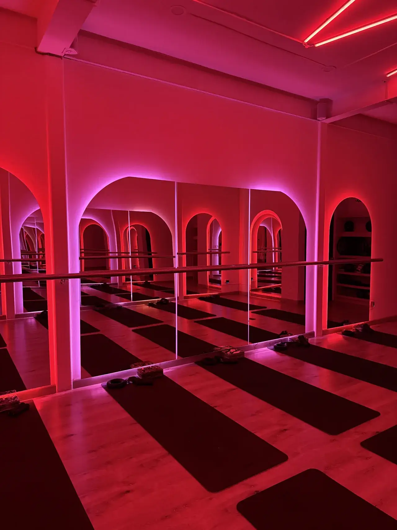 Estudio Flowence con iluminación cálida